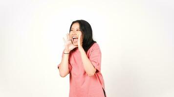 joven asiático mujer gritos y anunciando alguna cosa aislado en blanco antecedentes. foto
