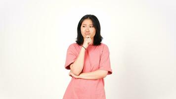 joven asiático mujer en rosado camiseta pensando y confuso en aislado blanco antecedentes foto