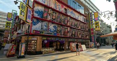 estereotipado rua do Japão. turista osaka. sinais e japonês As fotos video