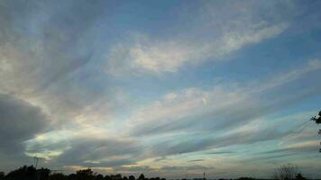 a maioria lindo e atraente nuvens e céu sobre Inglaterra video