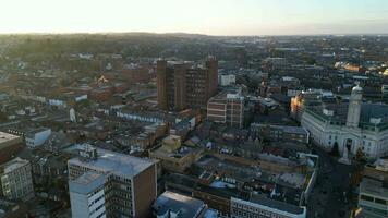 aéreo cenas do central luton cidade do Inglaterra Unidos reino. a cenas capturado dezembro 1º, 2023 durante lindo dourado hora pôr do sol. video