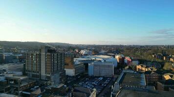 aéreo imágenes de central lutón ciudad de Inglaterra unido Reino. el imágenes capturado diciembre 1º, 2023 durante hermosa dorado hora puesta de sol. video
