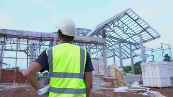 une ingénieurs, beau visages de Asie sont travail sur inspection poids léger briques, aac dans maison et bâtiment construction projets. video