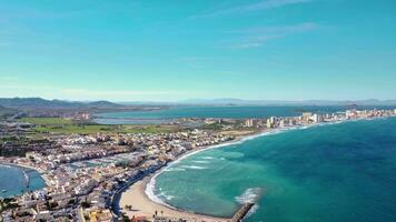 antenn Drönare perspektiv av känd område la manga, murcia provins. Spanien. cabo de palos - cape palos. havet sandspit av mar menor i de område av murcia. Drönare panorering vänster, långsamt nedåtgående video