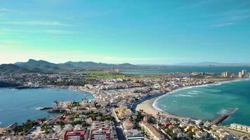 antenn Drönare punkt av se av palos cape. belägen i cartagena, Murcia, Spanien. känd turist destination i mar menor. lyx urbaniseringar, sandig stränder, känd resa destination. Drönare framåt- video