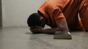 prisonnier, homme dans prison avec Bible prier video