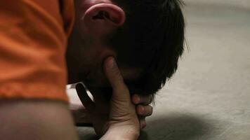 Häftling, Mann im Gefängnis mit Bibel beten video