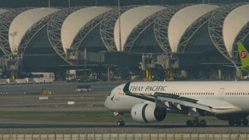 Jet of Cathay Pacific arriving video