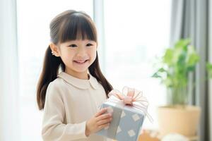 ai generado linda asiático pequeño niña participación regalo caja en vivo habitación foto