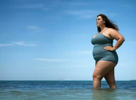 ai generado joven gordito mujer en gris traje de baño en pie en mar agua en costa. lado vista. Copiar espacio. foto