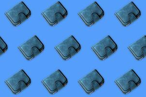 clonado azul hembra billetera aislado en un azul antecedentes. foto