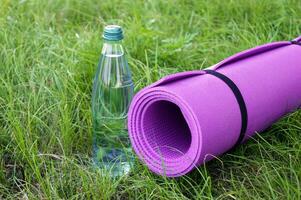 yoga, aptitud o turista estera en el verde césped. foto