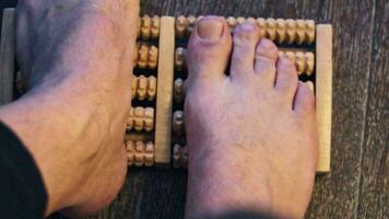 imágenes de el hombre utilizando pies masajeador a mejorar pie plano, yo cuidado video