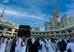 musulmán peregrinos desde todas terminado el mundo reunido a realizar Umrah o hajj a el haram mezquita en la meca, saudi arabia, dias de hajj foto