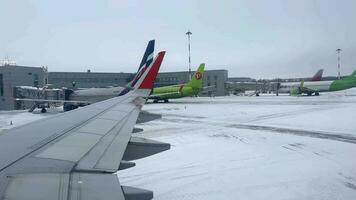 winter vlucht, besneeuwd luchthaven antenne visie video