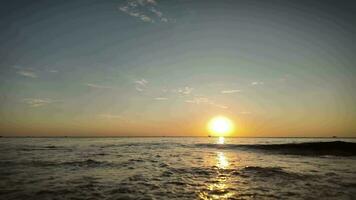 rustig strand zonsondergang en teder golven video