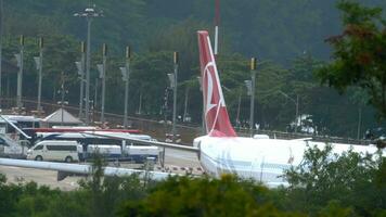 Turkish Airlines plane turn to the runway video