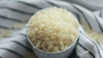 Konzept schleppend Bewegung Aufnahmen von das grölen mit Weiß Reis. Essen video