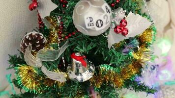 långsam rörelse antal fot av de kvinna dekorera jul träd. högtider video