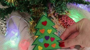 lento movimento metraggio di il donna decorazione Natale albero. vacanze video