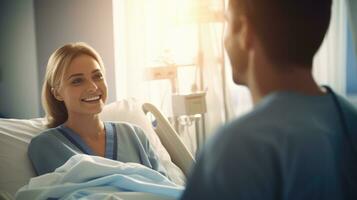 ai generado simpático paciente y cuidando enfermero sonriente en hospital foto