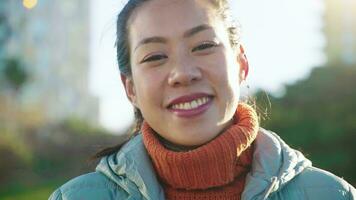 portrait de un attrayant asiatique chinois femme content souriant et en riant à la recherche à caméra. video
