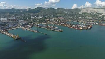 industrial puerto marítimo, parte superior vista. Puerto grúas y carga buques y barcazas. foto