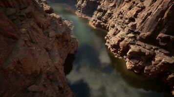 een adembenemend antenne visie van een majestueus rivier- vloeiende door een verbijsterend Ravijn video