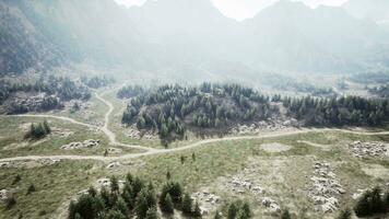 une enroulement route dans le majestueux montagnes video