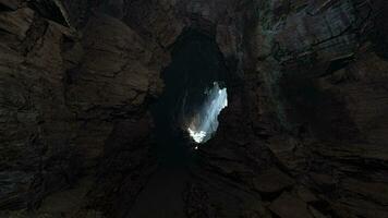 un fascinante cueva lleno con espumoso rocas video