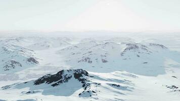 un cubierto de nieve montaña rango con majestuoso picos en el fondo video