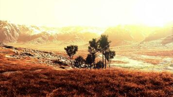 un sereno paisaje con laminación colinas y majestuoso montañas en el distancia video