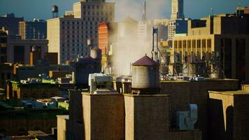ein Schornstein emittieren Dampf auf das Dach von ein Stadt Gebäude video