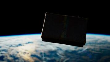 un Clásico maleta desafiando gravedad en la tierra orbita video