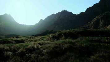 el Dom brilla en el montañas en el distancia video