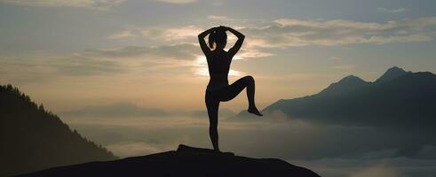 ai generado silueta de un mujer practicando yoga en el cumbre con montaña antecedentes. ai generado foto