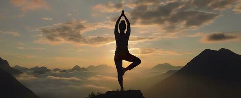 ai generado silueta de un mujer practicando yoga en el cumbre con montaña antecedentes. ai generado foto