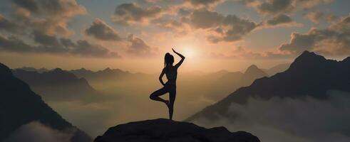 ai generado silueta de un mujer practicando yoga en el cumbre con montaña antecedentes. ai generado foto