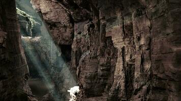 un cueva con luz de sol viniendo mediante el rocas video