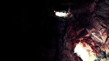 une la grotte rempli avec beaucoup de foncé rochers video
