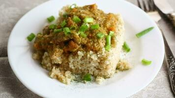 gekookt bulgur met vlees saus en groenten in een bord video