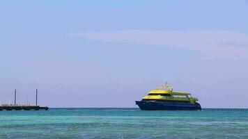 playa del carmen quintana roo México 2023 barcos balsa navio cais playa del carmen para Cozumel México. video