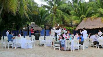 playa del carmen quintana roo mexico 2023 bailando ramo de flores sacudida y fiesta a mexicano Boda recepción México. video