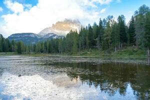 lago di antorno , espectacular lago con reflexión de lavaredo montañas a puesta de sol en verano en dolomitas, Italia. maravilloso naturaleza paisaje y escénico viaje destino. foto