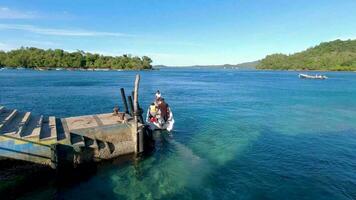 barca equitazione viaggio in giro sabang isola a il tramonto. bellissimo scenario di sabang isola, Aceh Indonesia. barca equitazione pov video