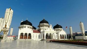 Baituraman groots moskee Bij de ochtend. masjid raya Baituraman voor moslim gebed gelegen in banda atjeh, Indonesië video