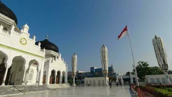 Baiturrahman grande mesquita às a manhã. masjid raya Baiturrahman para muçulmano oração localizado dentro banda Aceh, Indonésia video