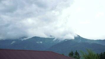 acima a nuvens sobre a nuvens entre a nuvens montanha video