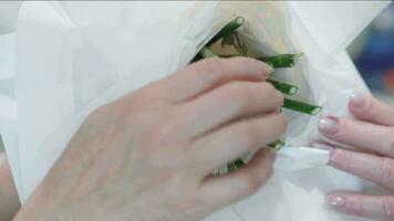 garniture prend fin de fleur tiges dans bouquet en utilisant ciseaux. video