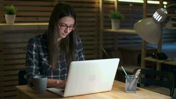 creativo negocio equipo, negocio proyecto, hipster empresarios, remoto trabajar, Lanza libre laboral. negocio mujer trabajos remotamente en el noche oficina. video